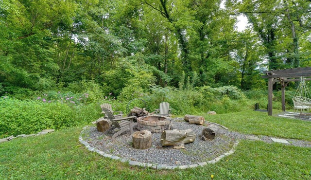 Private Hot Tub & Yard! Modern Friendsville Escape in Friendsville