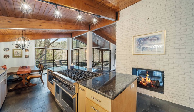 Private Modern Getaway w/Fireplace, Porch & Deck near Blowing Rock