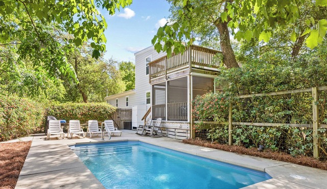 Private Pool Beach House, Easy Walk to Beach, 2 Screened Porches, Dog Friendly