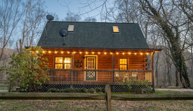 Private Retreat/Creek View/Hot Tub/Fire pit/Pet Friendly!/Heart of HK/10 Acres