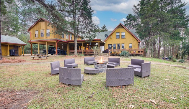 Private & Spacious Lakefront Home in Memphis!