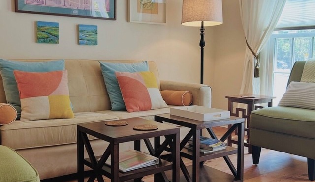 Promotions! Stylish Historic District Retreat Courtyard Bikes Walk