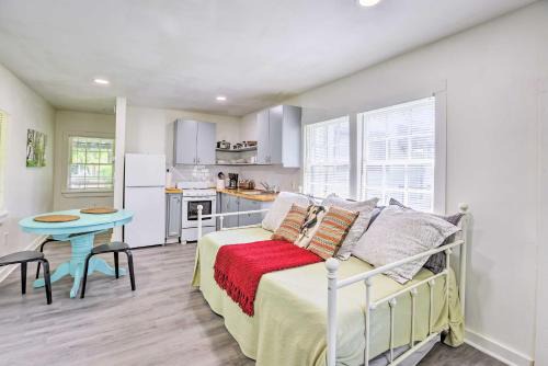 Quaint Leeds Studio w/Yard ~ 18 Mi to Birmingham! in Leeds