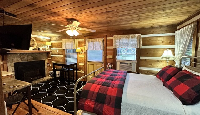 Queen Cozy Cabin on Main St