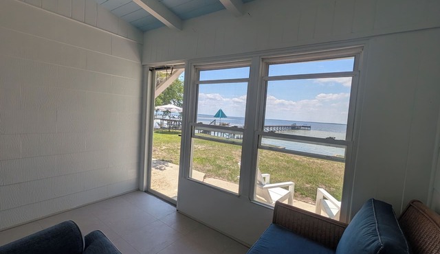 Quiet, comfortable 2BD, 2BA waterfront/lakefront house with AC in Lake Waccamaw in Lake Waccamaw