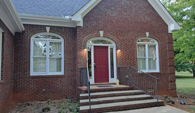 Quiet community, Family-friendly, ready to move in. 3 bedrooms, 2.5 bathrooms.