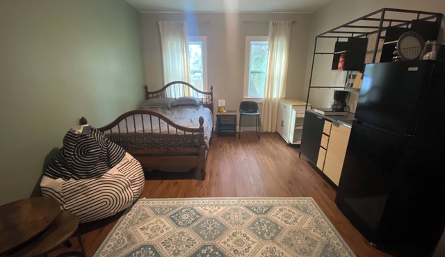 Quiet Midtown Studio, Private Entrance + Laundry in Savannah