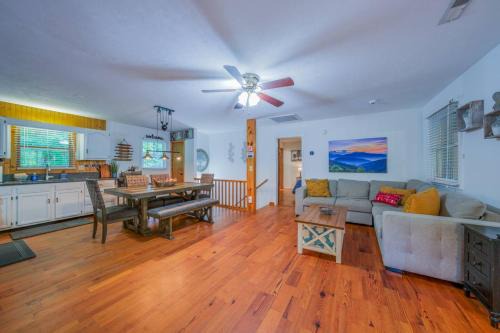 Redbird Retreat - Riverfront Cabin, Fenced Yard, Firepit and Grill
