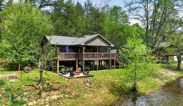 Reel Riverside Retreat: Hot tub, Fire Pit & Games