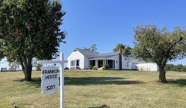 Relax by the fireplace, enjoy our quiet countryside 1-bedroom