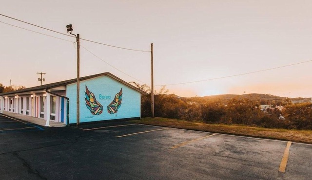 Relax in Knights Inn Berea! Free Daily Breakfast, Nearby Berea Country Club