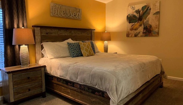 Relaxing Quiet Condo- 1 block from the Parkway. 5 min walk to The Island.
