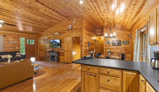 Relaxing Retreat with Hot-Tub, Game Rm, Fire-Pit, Fishing Pond, 17 Private Acres in Logan