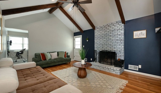 Relaxing Space for Families & Friends — Sleeps 10 + Pet-Friendly in Grandview