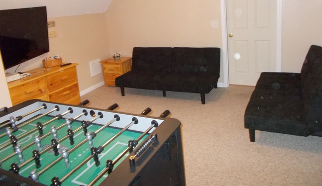 Renovated Riverfront Cabin mountain views-tubing, pool, fish