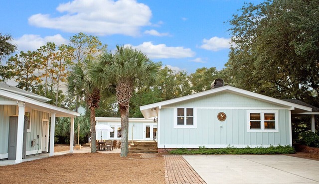 Retreat for families, walk to beach, stocked kitchen, pet friendly, fenced yard