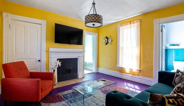 Retro 1BR Flat in the Heart of East Liberty | King Bed | Longer Stays Welcome in Pittsburgh