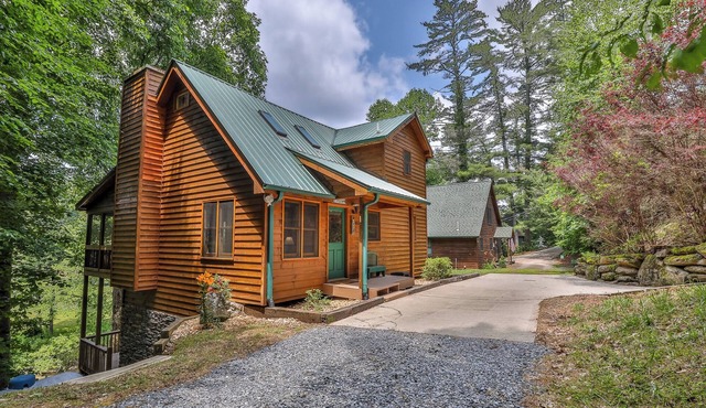 River's Edge is a beautiful 3 bed/3 full bath riverfront cabin on the Cartecay