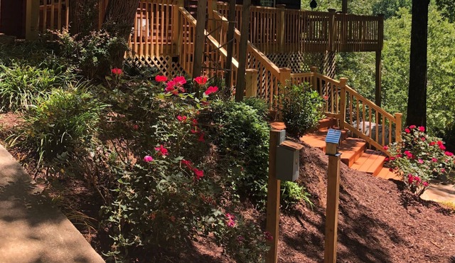 River with private beach, wineries, hot tub, and a great place for celebrations. in Dahlonega