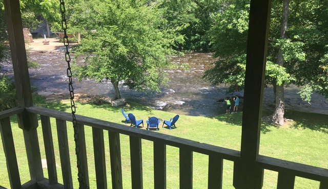 Riverfront Cabin, 5 min to Smoky Mountains National Park! Fish in backyard!