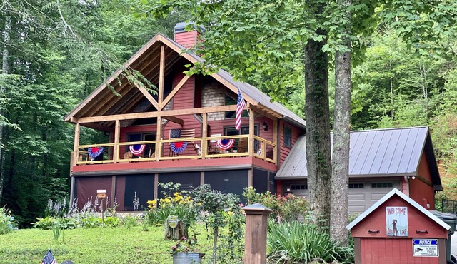 Riverfront Cabin Downtown Helen! Hot Tub, FirePit,Arcade,Tubing & Private Park!♥️
