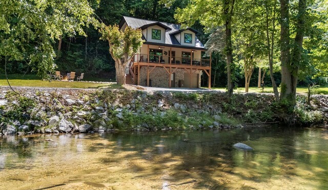 Riverfront Cabin, Sauna, Game Room, Fire-pit, Fishing, Pet Friendly, Sleeps 8