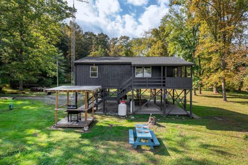 Riverfront Cabin wFirepit Pool Table Porch WiFi