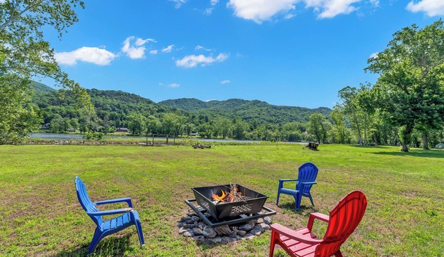 Riverfront home near Sandstone Falls and New River Gorge National Park