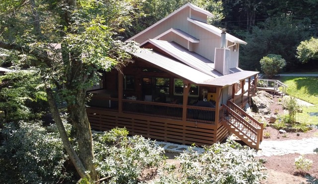 Riverfront, Hot tub, shared pool, minutes to slopes with large covered deck!