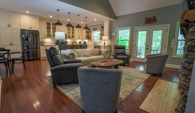 Robin's Nest-4 Bed/3.5 Bath/Game Room/Creek!
