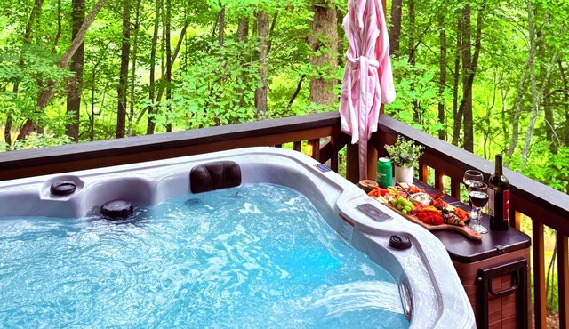 Romantic Creekside Cabin! Close to downtown New Hot Tub Fire Pit Game Room
