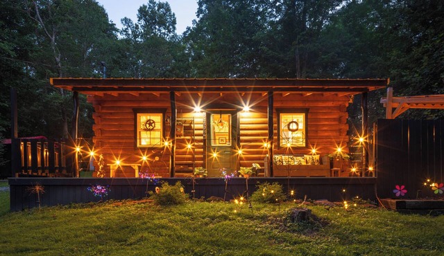 Romantic Getaway for Two 16 mi from Hocking Hills with hot tub, grill&twin ponds in McArthur