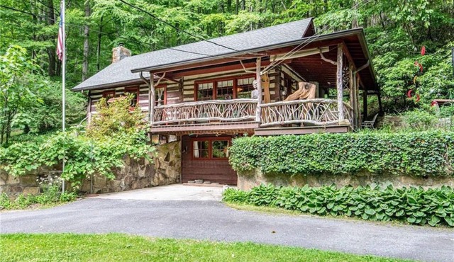 Romantic Mountain Getaway - Hot Tub- Historic Charm