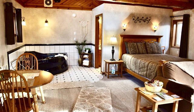 Romantic Queen Cottage with Jacuzzi & Fireplace in Berlin
