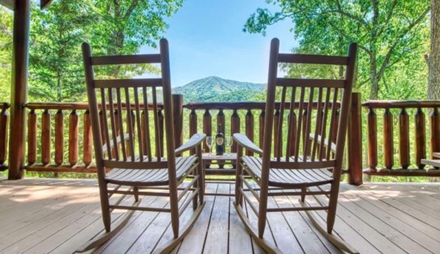 Romantic, Secluded, Stunning views, hot tub, pool table, nearby draws, Top Ra.