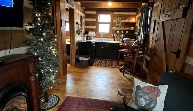 Romantic Weekend Getaway in this Delightful Rental with Hot Tub in Galax, Virginia