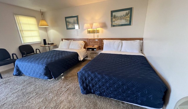 Room 112 - Double Full - Sleeps 4 - West Lake Grandvue Inn in Downs