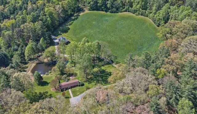 Room to Roam | Delightful Country Farmhouse |Fireplace, Firepit & Fishing Pond
