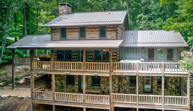 Room to Roam - Log cabin with a hot tub and fire pit. 10 mins to West Jefferson, 30 mins to Boone!