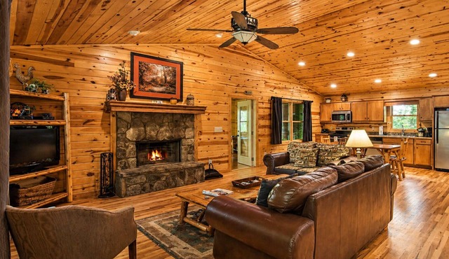 Roundabout Cabin! Pool Table! Close to Helen!