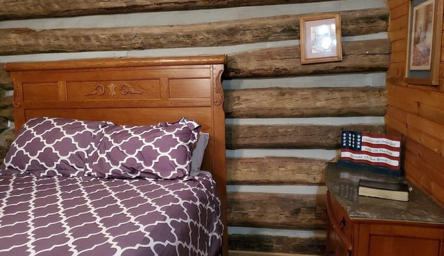 Rustic cabin in peaceful Galax with WiFi, AC