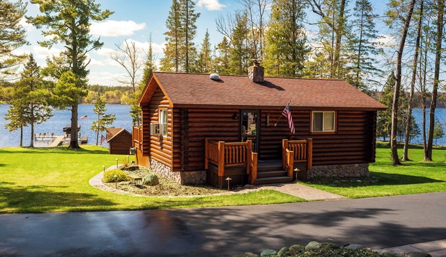Rustic Lake Front Log Cabin: Stunning Sunset Views, Private Dock & Fast WiFi in Solon Springs