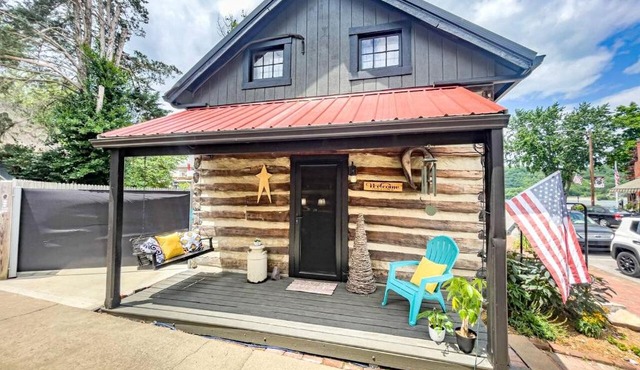 Rustic Pet-Friendly Cabin on Main Street in Augusta, Kentucky in Augusta