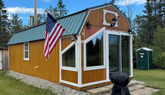 Rustic tiny cabin-WiFi & power, close to beach, boat launch, lighthouse, trails in Rapid River