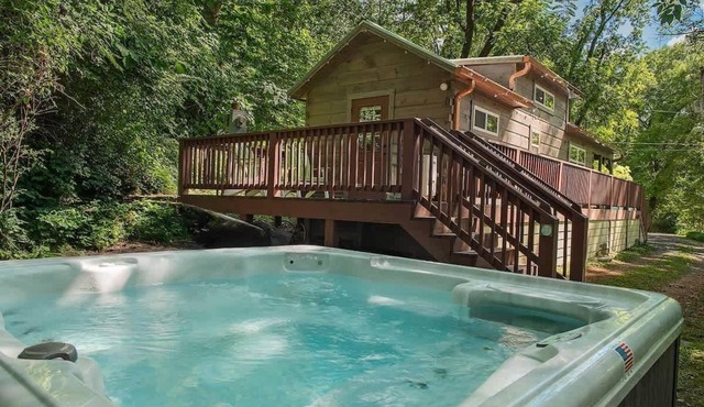 Ryon Stunning Wooded Tiny Cabin Close to Downtown