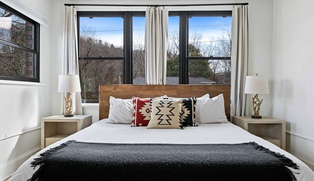 Sabel #302 | Downtown Asheville king suite with Wi-Fi, parking, and mini kitchen.