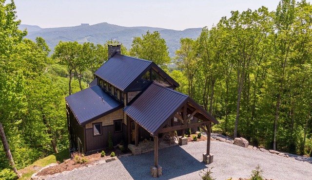 Sanctuary- Luxury Eagles Nest 4BR with sweeping views, hot tub, hiking, and more!