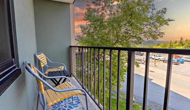 SC 5109: Modern 1BR w/private balcony. Perfect for summer with pool! in Snowshoe
