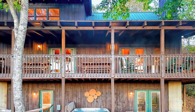 Secluded 3 Bedroom Cabin w/hot tub in the mountains of Clayton, Ga
