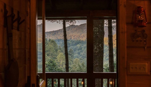 Secluded 4WD Getaway with Mountain Views and Hot Tub